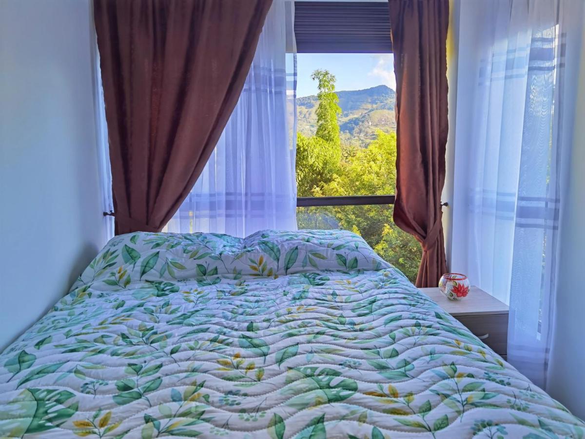 Descanso Bajo La Piedra Del Penol Guatapé Εξωτερικό φωτογραφία